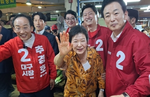 [6·3 지선 르포] ‘선거의 여왕’ 박근혜 전 대통령, 칠성시장 방문에 ‘시장 들썩’…보수결집 불 붙을까