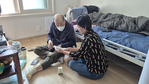 어르신 일상 책임지는 통합돌봄 파트너 ‘생활지원사’…“복지 현장 종사자 존중 받아야” 처우 개선↑