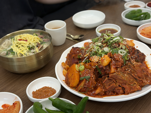 [맛나게 멋나게] 산더미 등뼈와 칼국수의 만남