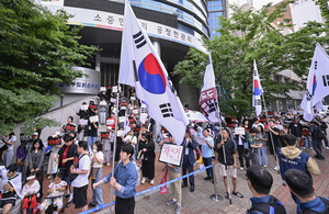 대구 중구선관위 집결한 시민들 “사전투표 폐지, 재선거 실시하라”