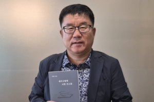 [Book Talk] “퇴임 인사로 첫 수필집 펴냈어요”...37년 공직생활 대구시 공무원이 전하는 유쾌함과 지혜