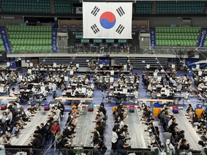 투표함 열리자 분주해진 개표소… 대구 곳곳서 개표 순조롭게 진행