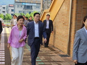 대구 달성서 투표한 박근혜 전 대통령…정치 행보 질문엔 “그냥 가겠습니다”