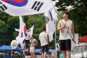 [Y르포] 올림픽공원 42일째 시위…폭염에도 “재선거 확정까지 계속 참여”