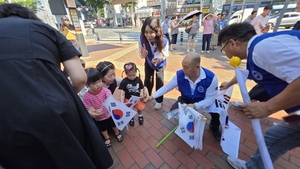 [동네뉴스] “선열들의 희생과 나라사랑 정신 되새기자” 한국자유총연맹 대구동구지회 태극기 달기 캠페인