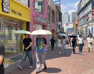 ‘양산’ 펴고 ‘손풍기’ 쥐고…대프리카 ‘극한폭염’ 속 ‘여름 생존템’ 일상 됐다