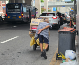[Y르포] “쓰러져도 나가야 산다”…폭염·폭우에 내몰린 ‘하루 벌이’