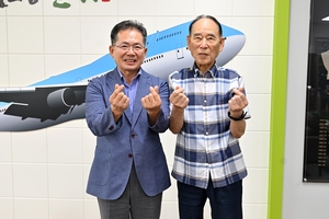 갈등을 봉합하고 화합으로 향하는 싹을 틔운 군위 정치… 박영언 전 군수, 김진열 군수에게 덕담