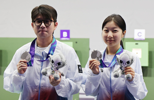 ‘대구의 딸’ 반효진, AG 공기소총 혼성 단체전에서 은메달