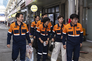 포항 첫 파업 그늘 속에도…포항제철소 식구들, 대해불빛시장서 조용한 추석 인사