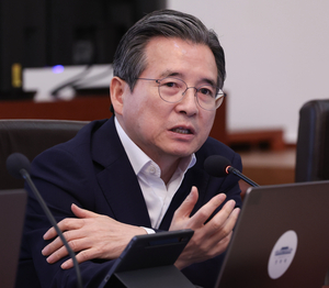 김용범 청와대 정책실장 사퇴…임명 15개월 만에