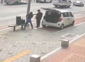 [영상] 대구 칠성동서 도시락 던지고 배달원 폭행…CCTV 공개