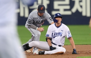 ‘KBO 리그 타율 1위’ 캡틴 구자욱 햄스트링 부상…선두 싸움·가을야구 앞둔 삼성 ‘초대형 악재’