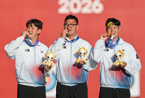 [아이치·나고야 아시안게임] ‘예천의 아들’ 김제덕, 드디어 金 쐈다! 리커브 단체전 정상