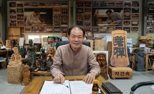 [주말 인터뷰] 칼끝에 혼을 새기는 김우섭 전통서각 명장