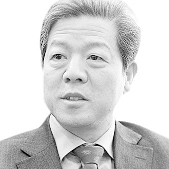 [돌직구 핵직구] 과거가 현재를 규정한다