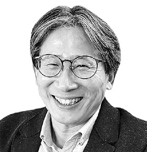 [윤철희의 세상풍경] 안전벨트를 바짝 조여 맬 때
