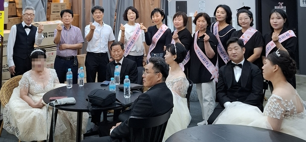 장애인 합동결혼 꽃단장 도운 빛나는 손길