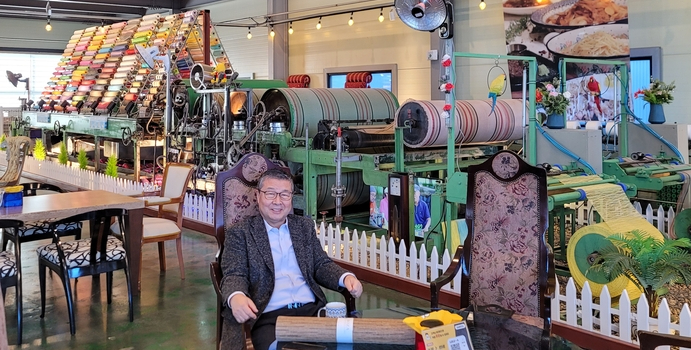 ``섬유공장 흔적 살린 카페, 주민 위한 공간``…골조·기계 등 지역역사 담아 