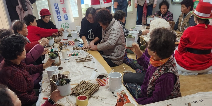 ``꽃 심으니 웃음꽃이 활짝``… 어르신 정서안정 돕는 원예치유회