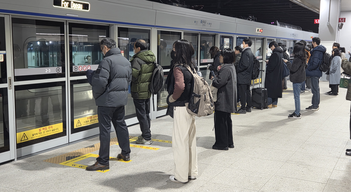 출근길부터 빼곡한 대경선…승객들 “2량뿐이라서 많이 아쉬워``