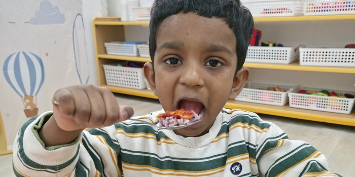 빨간 배추김치 한입 물고 엄지척… K-푸드에 푹 빠진 인도 어린이