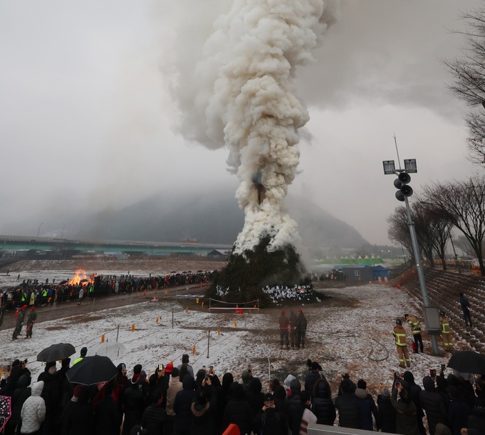 “36년 만에 뜨는 정월대보름 ‘붉은 달’…청도서 소원 빌어요”