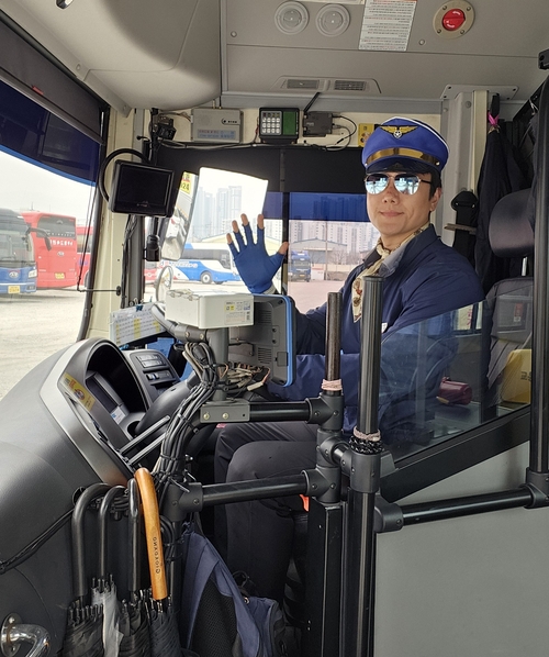 [동네뉴스-우리이웃] “파이팅 영상 올렸더니…학생들 사이 인기스타 됐어요” 653번 버스기사 윤병현씨