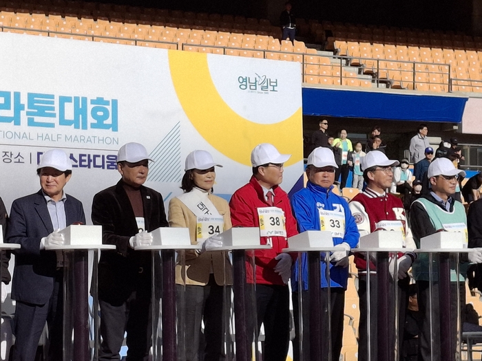 기념사진 찍고 체조 따라하고…대구시장 후보들 ‘소통 행보’