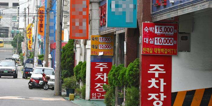 플랫폼에 잠식 당한 숙박산업…“안 쓰면 손님 끊기고 쓰면 적자”