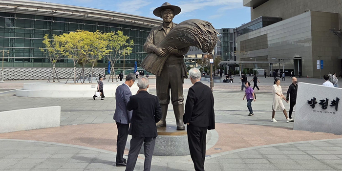 철거 위기 넘긴 동대구역 박정희 동상…법적 공방은 끝나지 않았다
