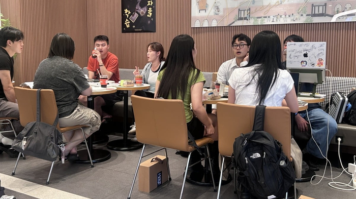 같이 앉아 따로 일한다…대구 밤 카페 채우는 ‘어드민 나이트’